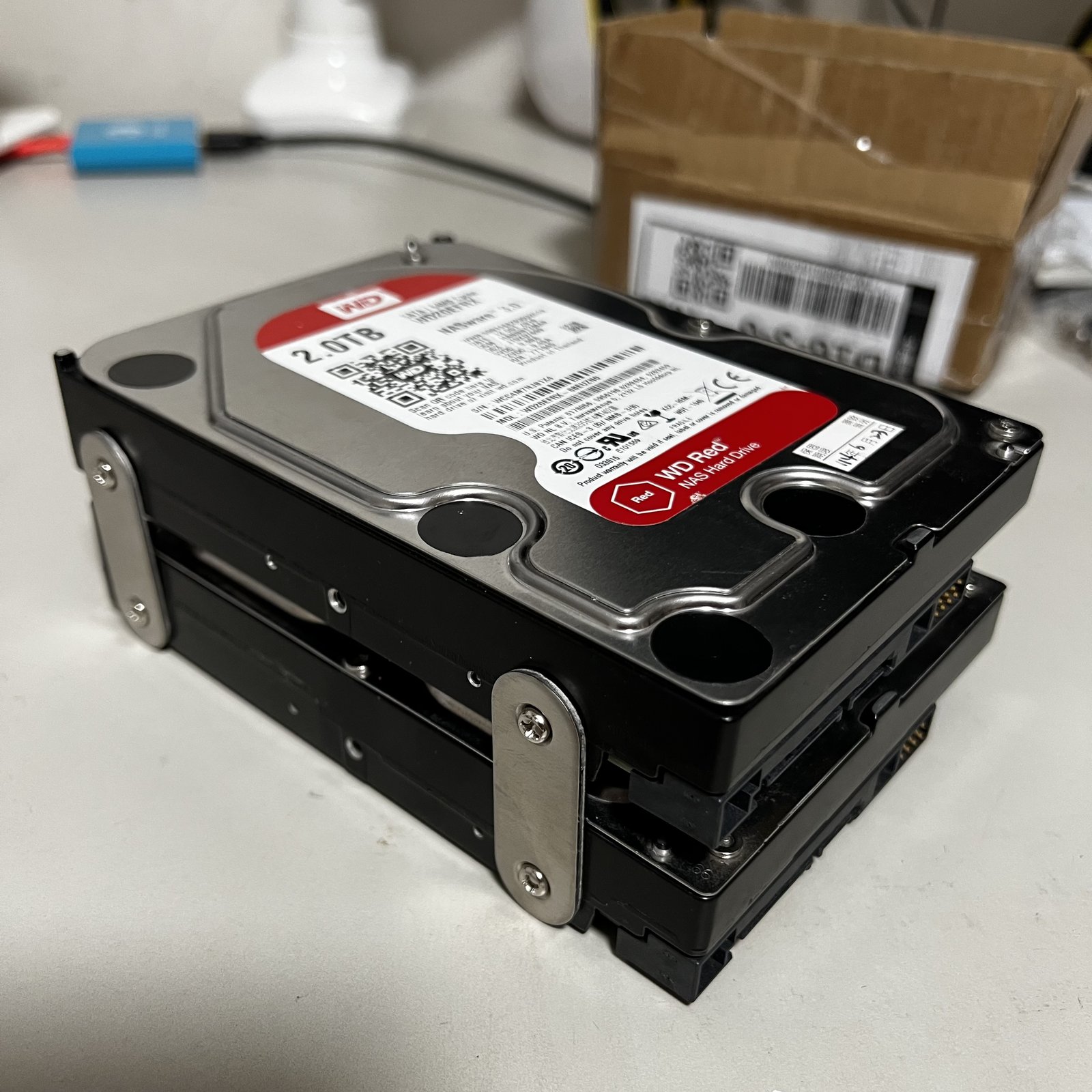 WD Red 2TB 疊著舊硬碟，就這三顆